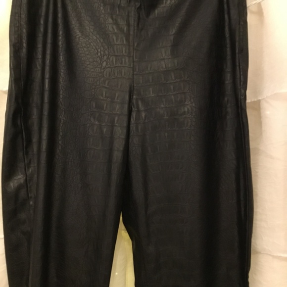 Vince Camuto Croc embossed faux Leather pants NWOT - Picture 3 of 3